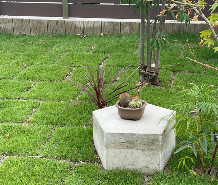 芝生のお庭　モルタルの飾り台