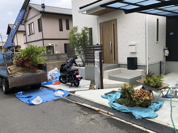 大阪枚方市の外構で植栽作業