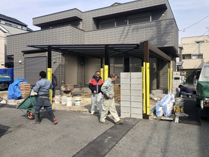 茨木市の外構でタイル工事が始まりました