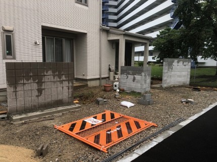 雨で外構工事が遅れています