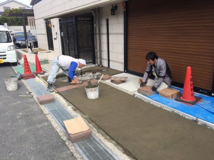 U様邸１階タイル工事始まりました