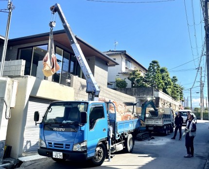 ２ｔユニック車の外構荷揚げ作業