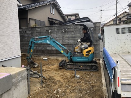 最初に地面を整えます