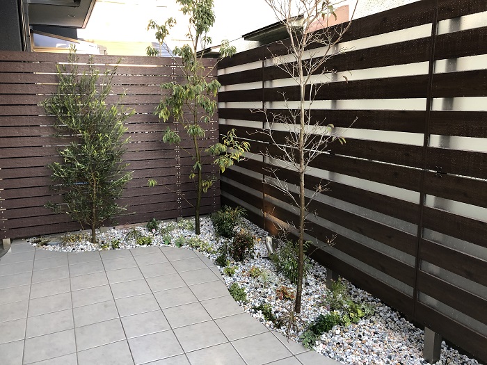 樹脂木フェンスのお庭施工例