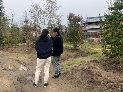 植木屋での植木選択