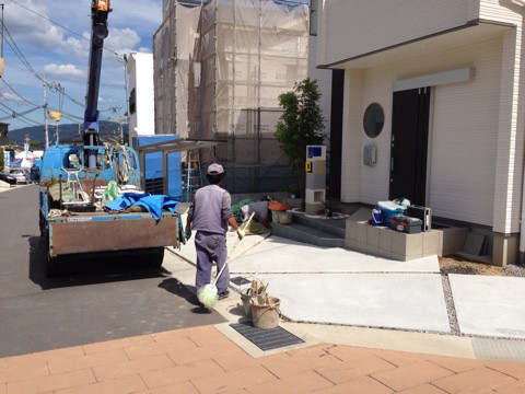 造園師が植栽作業をします