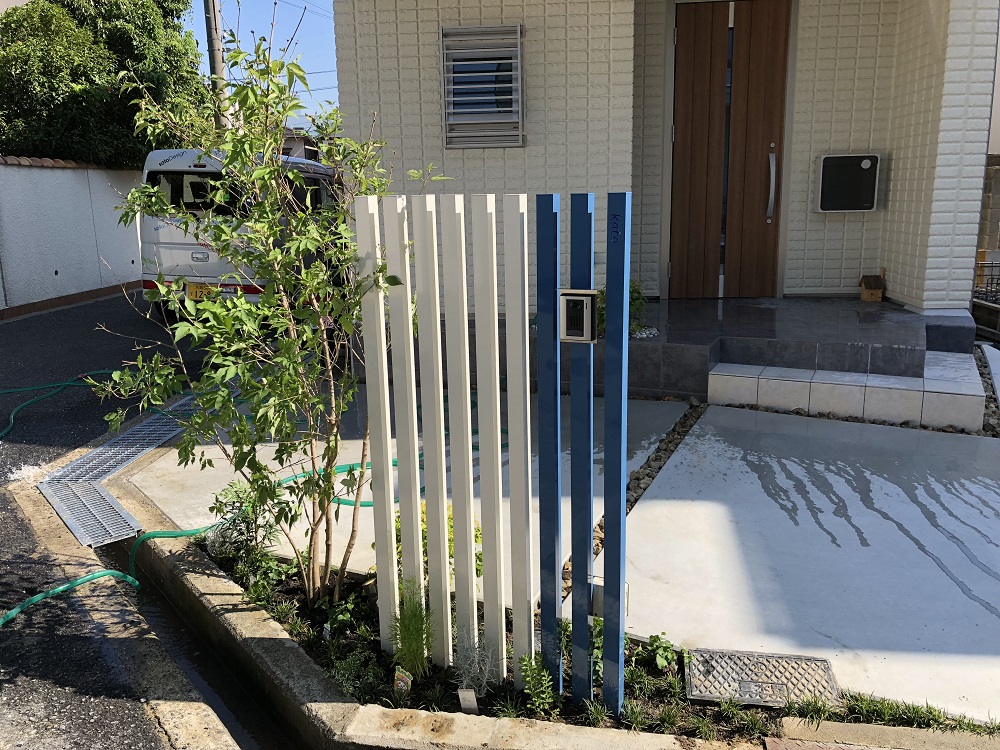 大阪府吹田市 青色スリムなアルミ門柱がアクセントになるシンプル外構 