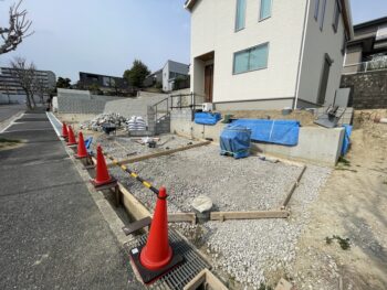 大阪吹田市のシンプルなエクステリア土間にコンクリートを入れるために型枠を設置しかけているところです