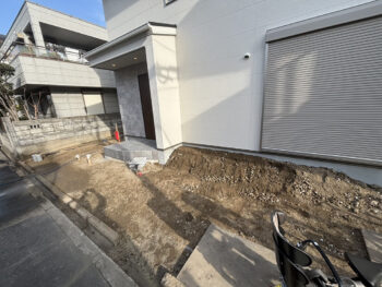 大阪守口市のエクステリア施工が始まり地面の高さなどを整える土工事が始まりました窓の前はポーチにするので建築の際に新しく搬入されたきれいな土を集めてポーチの下地に残します