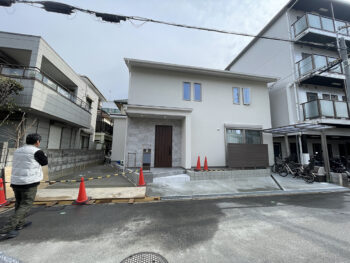 守口市のデザイン外構コンクリート土間の施工が終わりました玄関への出入りもあるので2回に分けて施工していますガレージ側の施工が終わりました