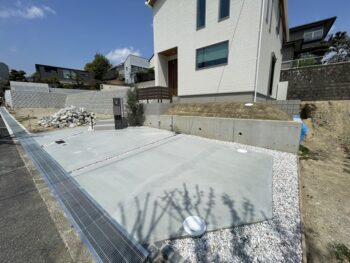 大阪吹田市のシンプルなガレージ土間のエクステリアが完成しました。広くシンプルな様子が印象に残ります