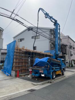 コンクリートを搬入する車がきて型枠にコンクリートを流し込んでいきます