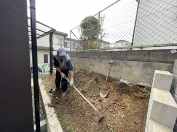 造園工事作業　整地を行っています