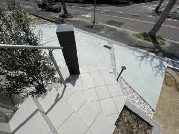 大阪吹田市のシンプルなエクステリア玄関から階段アプローチを見下ろしています。勾配も高さもあって複雑ですが大判タイルを丁寧に美しく施工しています