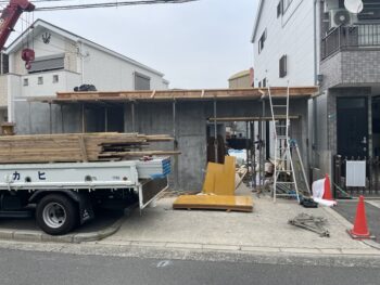 コンクリートの打設が終わり乾燥を経て脱枠作業に入ります