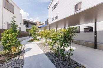大阪市のモダン外構が完成しました。敷地が広いため素材を増やせばどんどん費用がかさみます。コンクリートをすべての基本に単一素材にすることですっきりと美しくコストもおさえます。