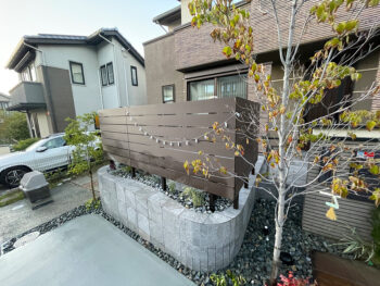 なるべく広く作ることでタイルデッキはご家族のガーデンライフをより豊かにすることができます。タイルデッキや土間コンクリート、フェンスの足元の植栽スペースも角をとった丸い形にしたので柔らかな印象の仕上がりとなりました