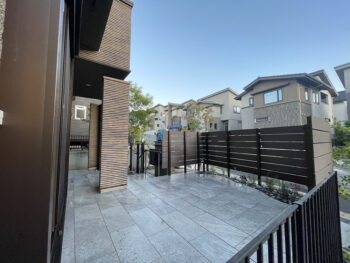 吹田市のリフォームタイルデッキの中をご覧いただきます玄関のポーチと一緒になって広い面積を確保しています目隠しのフェンスのはしらは足元を植栽スペースとし滑らかなカーブでタイルを切り洒落た印象になっています