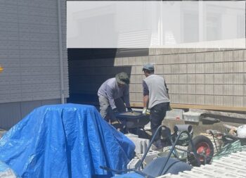 建物の裏手や通路の施工を行う職人さんは資材やセメントも施工場所まで持ち込むのにも神経を使います。建物や部材を傷めないよう注意しながら熱い中施工が進んでいます