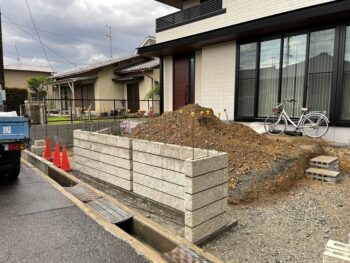 最初に道路に面するブロックが積まれた様子です。クローズド外構になりますので外壁フェンスとデザインのアウトラインが最初に施工されています。このあとどんな外構へ変化するでしょうか