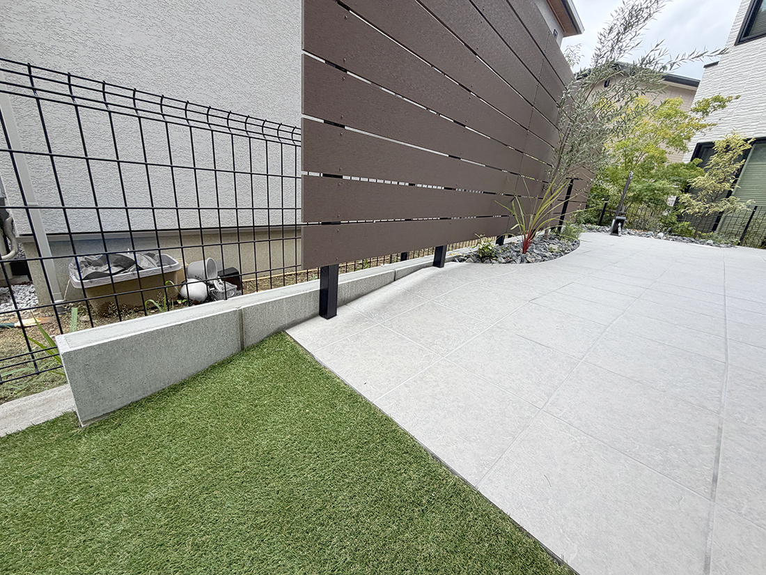 大阪府吹田市・余白をお庭として生かすタイルデッキ施工