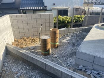 sotoDesignの施工は細やかに進められています。ブロックにしても基本は直線であり角度を守るきちんとした施工が必要でそれがあるからこそデザインエクステリアが完成するのです