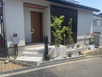 高槻のエクステリアエントランスまわりを彩る植栽白い階段を引き立ててくれます