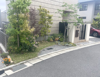 吹田市の築浅外構リフォーム施工前の様子ですまだきれいなエントランスですが植木が大きく茂りすぎているのですっきりさせて自邸医者置き場にしたいというご希望でした