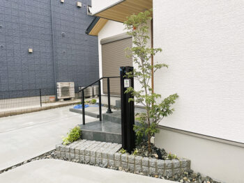 門柱もオリジナルでアルミの柱を建てインターホンを設置しこのあとポストとオリジナルの表札をつけ完成していきます。既存ポーチにつなげて製作した階段をピンコロで仕上げています