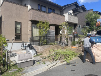 植栽や芝生など不要なものを撤去しています