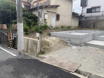 高槻市の外構敷地の高低差がわかる写真です建物が高基礎で施工されており道路とのつながりを検討する必要が感じられます