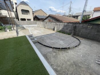 吹田市のお庭のリフォーム工事の途中の様子です。広い土間スペースも見せなくなる下地も丁寧に施工しています。滑らかなアールも絵にかいたような美しい形になっています