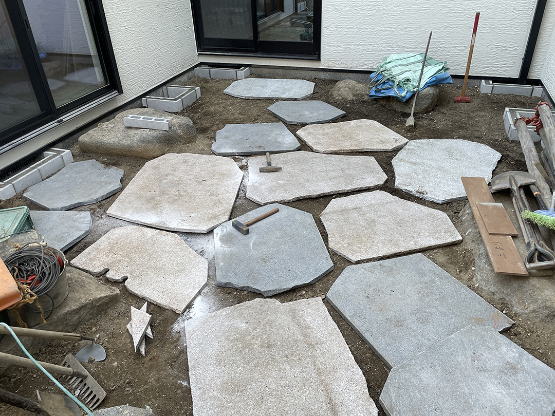 豊中市の中庭のリフォーム工事での敷石貼りの加工 | 吹田市でエクステリアデザインや外構工事ならsotoDesign竹本造園