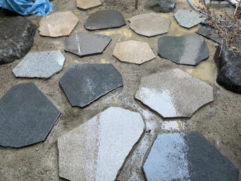 少し小さくなるようカットしてみます。思うように程よいサイズの敷石に加工が出来ました