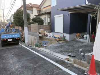 高槻の外構施工途中の様子ですが着工前と比べて道路との高低差などうまく解消しているのをご覧いただけると思います。隣地との境界も土留めとブロック塀その上にフェンスを設置してすっきりしました。