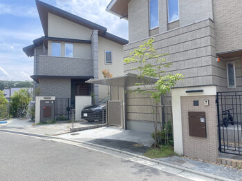 吹田市の築浅外構リフォーム施工お礼です門のまわりの植木が大きく茂っていたのを撤去伐根しモルタル土間にしてサイクルポートを設置しました。すっきりと美しく機能的になりました