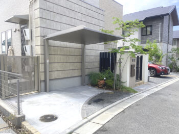 大阪吹田市の築浅住宅の門まわりをリフォームしました。門まわりはそのままで植木が大きくなって植栽で埋まってしまいそうな門まわりでしたがすっきりと明るく風通し良くなり虫も減ってとても機能的になりました。サイクルポートには自転車をゆったり駐輪していただけますしお庭への出入り口も大きく便利になりました