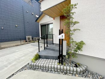 神戸市・ご家族の集う広いガレージがあるシンプル外構