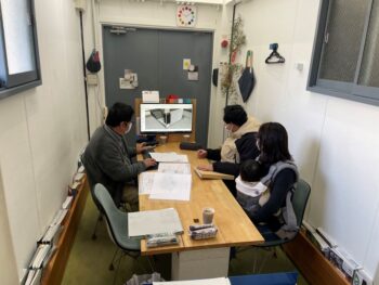 大阪のsotoDesign事務所にて伊丹市外構プランの打合せ中です