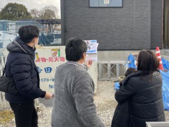 伊丹市外構プラン現地にてイメージパースと建物の色をみ比べての門柱の色を検討中です