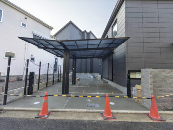 カーポートの施工の後土間モルタルの施工を終えています。目地を割って敷地の奥まで広い土間コンクリートの施工です。このあと手前にある短い柱にオーバーゲートが設置されます