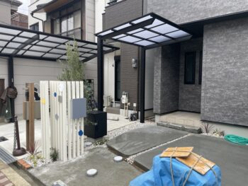 玄関前の屋根もつき黒い宅配ボックスも設置しました。植木の植え込みと玉砂利も施工が終わり完成となります