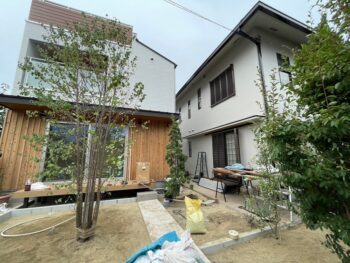 吹田市の外構はガーデン造園工事に入りました