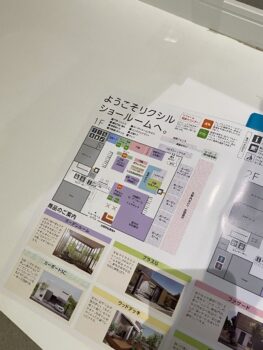 リクシルの展示場で一回のほとんどがエクステリアとなっています。屋内での色や材質の確認や屋外での実際の展示などお楽しみいただけると思います