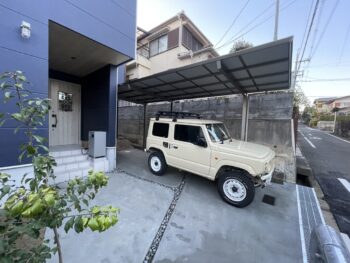 高槻市の外構ひと手間かけてきれいに完成したガレージ土間が目を引くエクステリアです。コストは最小限でもベタコンで仕上げるのとは雲泥の差があると思っています