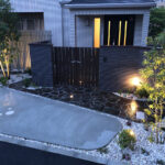 茨木市・植栽と変化に富んだブロックでみせるクローズド外構