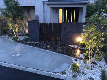 茨木市・植栽と変化に富んだブロックでみせるクローズド外構