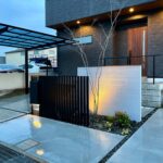 大阪sotoDesignオリジナルの縦ルーバー門柱のある外構