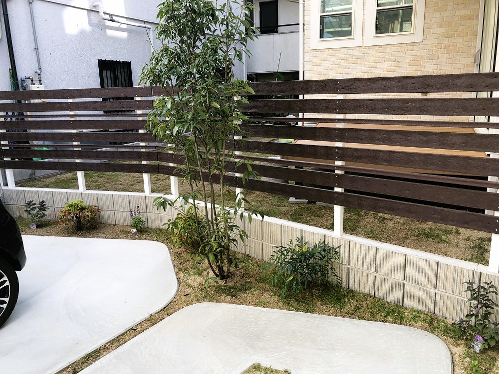 お庭とのフェンスは樹脂木をお客様のお好みのピッチで一本づつ組み合わせたものです