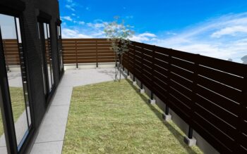 樹脂木フェンスを丁寧にピッチを合わせて施工したお庭のイメージです